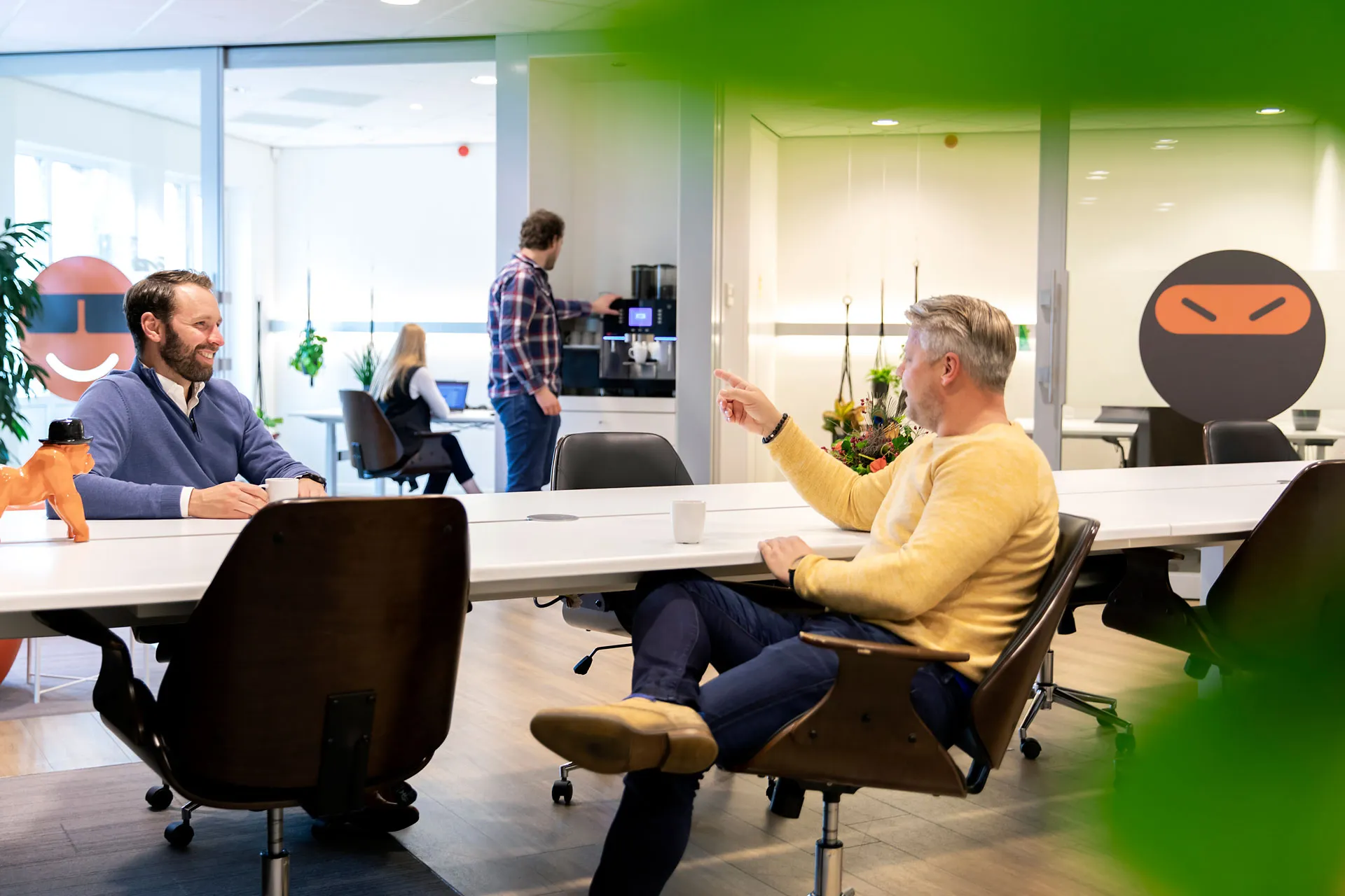 Collega's in gesprek aan de grote tafel op het kantoor van Simplylogic in Geesteren